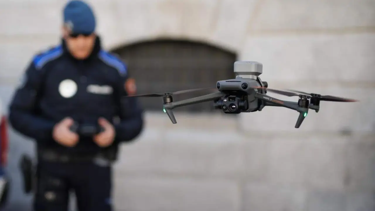 Un agente de polic&iacute;a maniobrando un dron - Europa Press