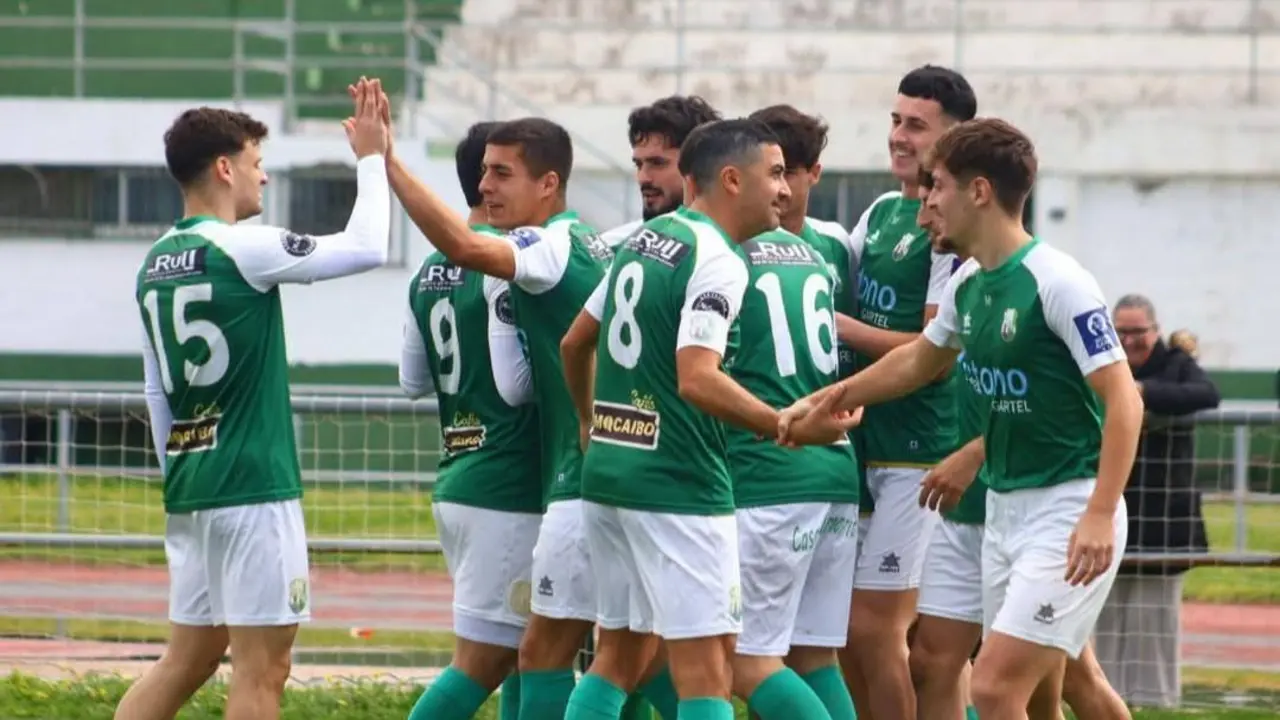 Los jugadores del CD Rota celebran un gol marcado ante el Guadiaro - Marta Garc&iacute;a Lopera