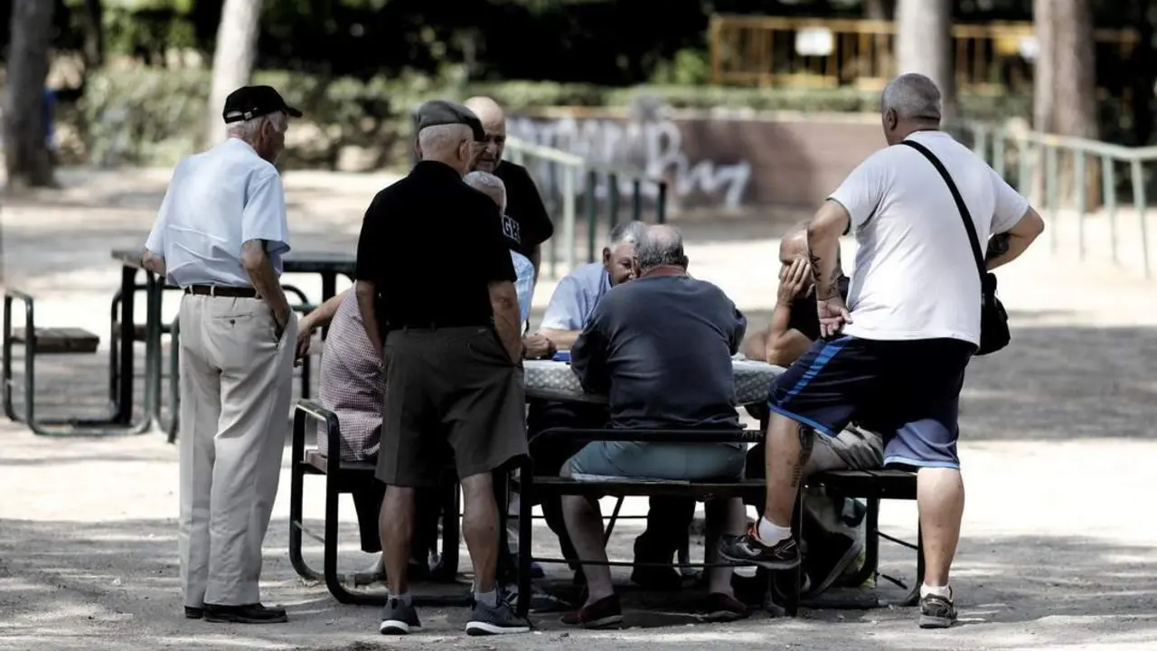 Varios pensionistas juegan al domin&oacute;, en una imagen de archivo. - Europa Press