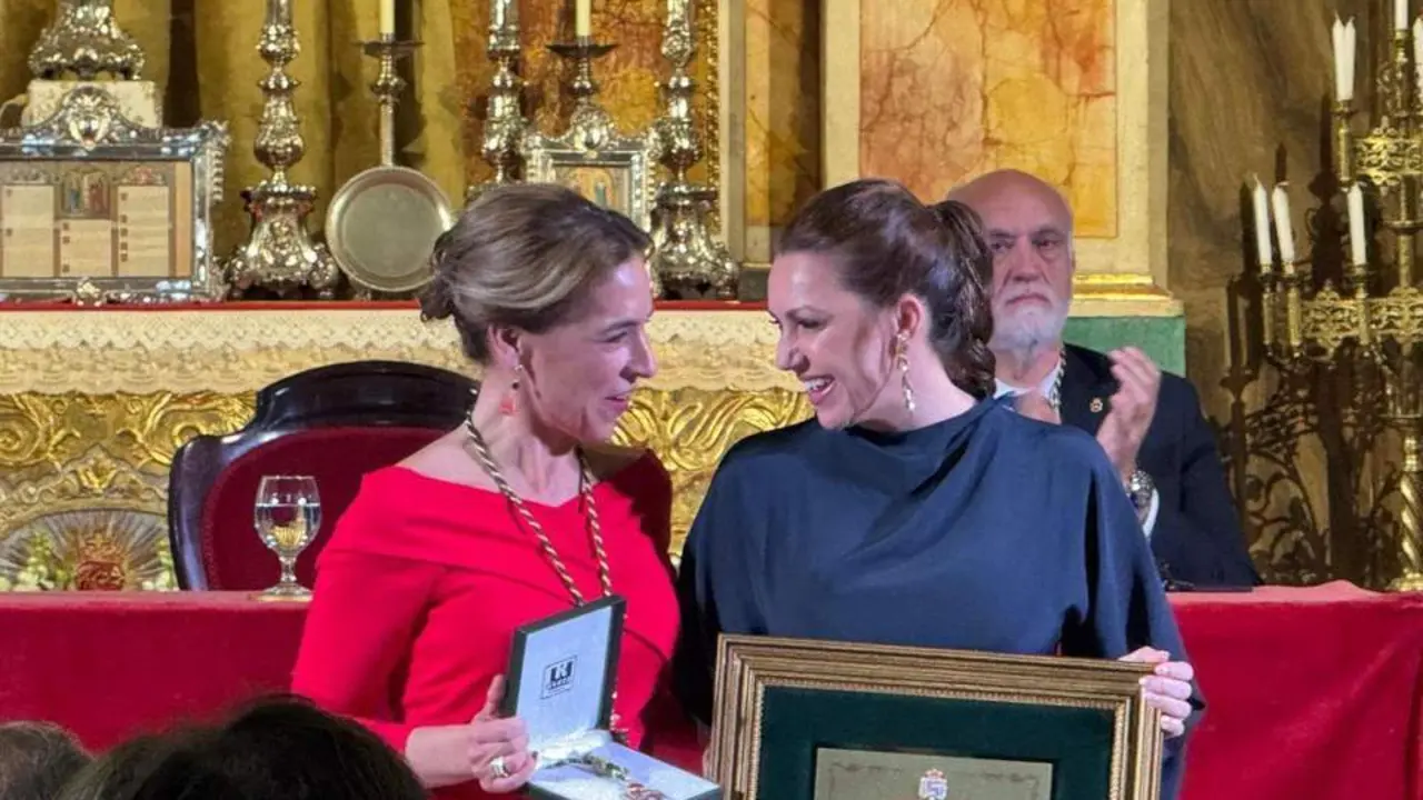 La presidenta de Diputaci&oacute;n entrega el t&iacute;tulo a Ni&ntilde;a Pastori.  - Diputaci&oacute;n