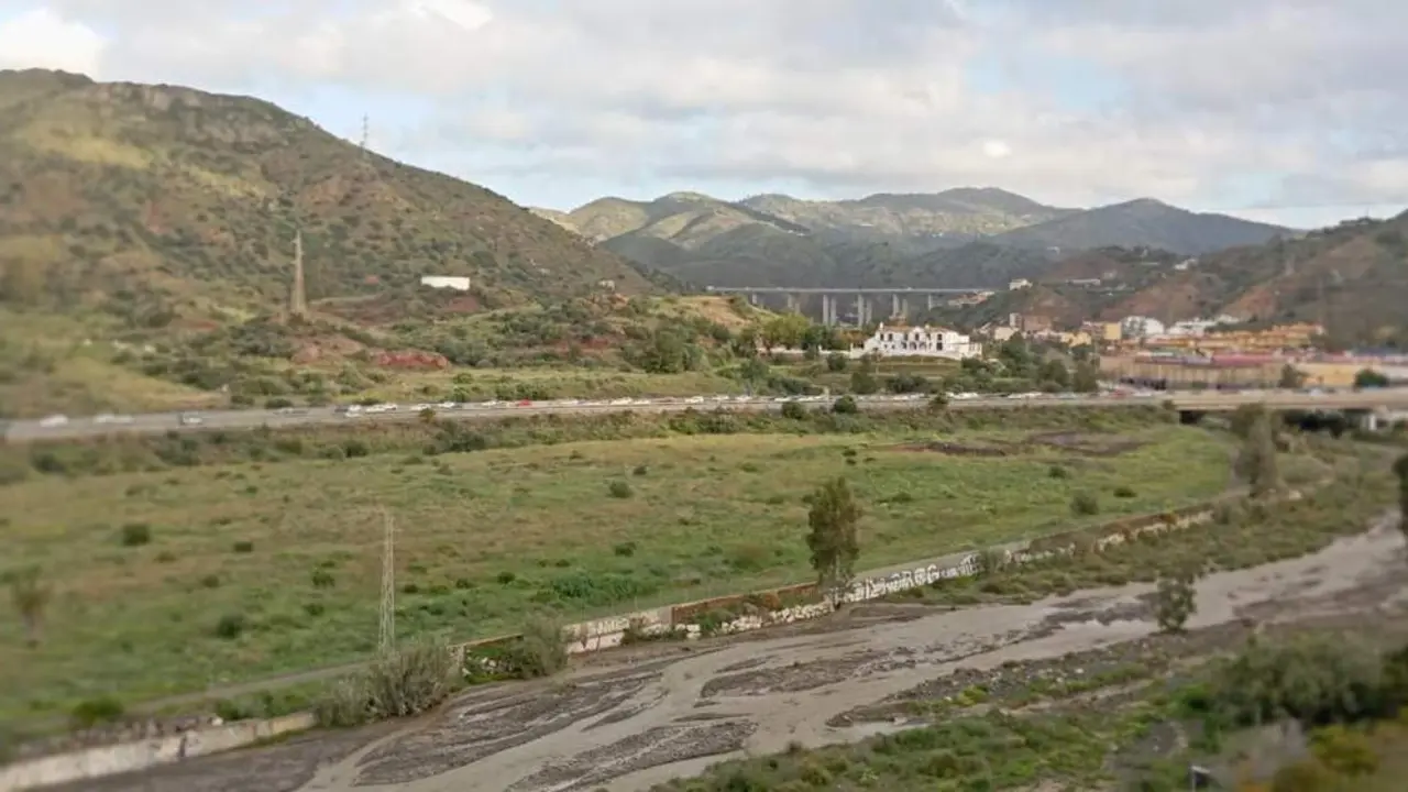 VIsta del atasco en la A-7 a su paso por la Cala del Moral. - Arroyo