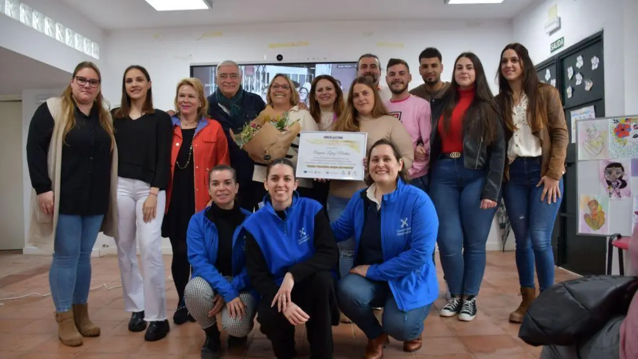 Foto en familia de los asistentes al acto - A.I.
