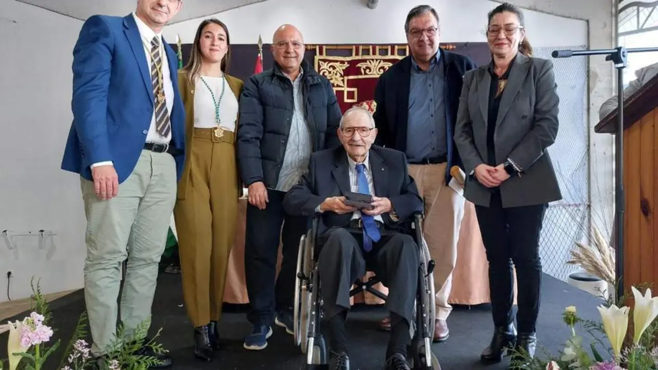 Medalla de la Ciudad para Eduardo Ar&eacute;valo. - 