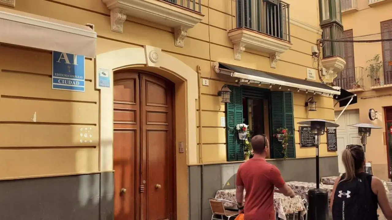 Un edificio del centro reconvertido en apartamentos tur&iacute;sticos. - ARrroyo