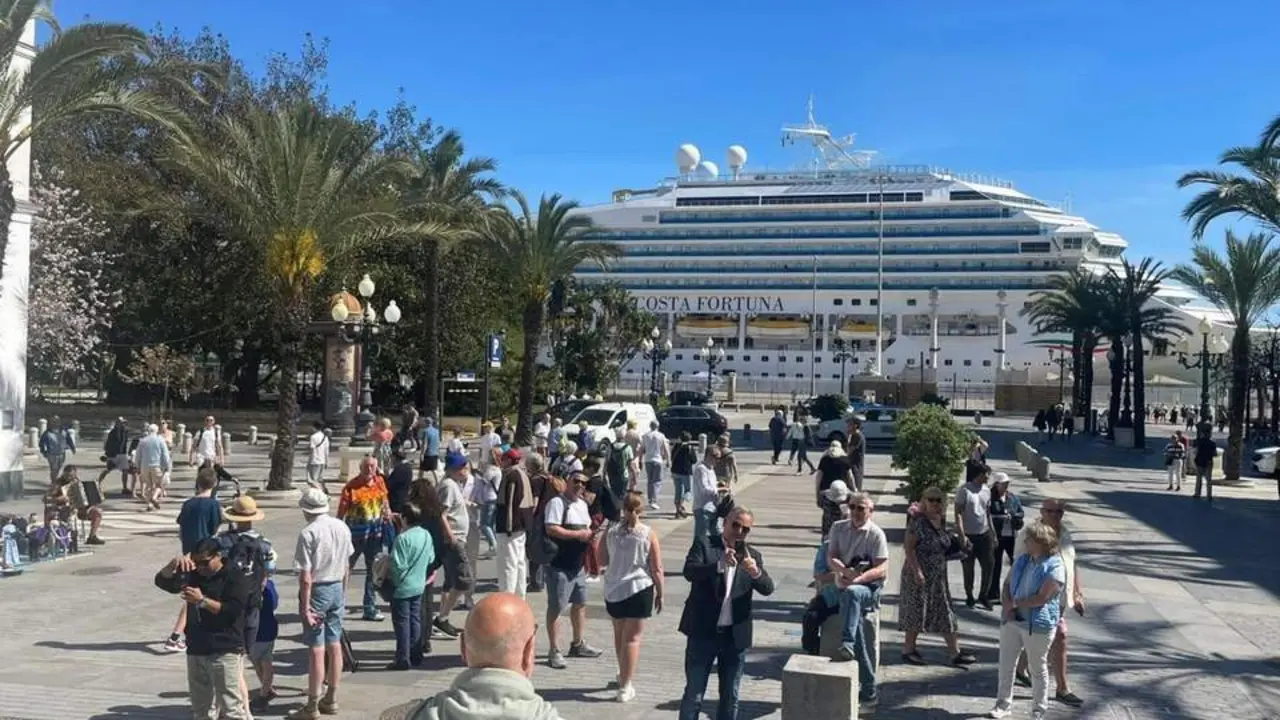 Cruceristas en la plaza de San Juan de Dios de C&aacute;diz. - VIVA