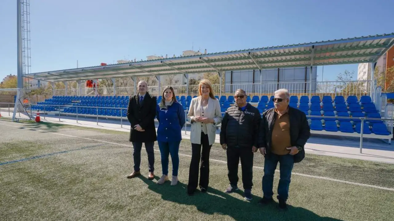 Gradas del campo de f&uacute;tbol de El Torrej&oacute;n, Huelva - Ayto Huelva