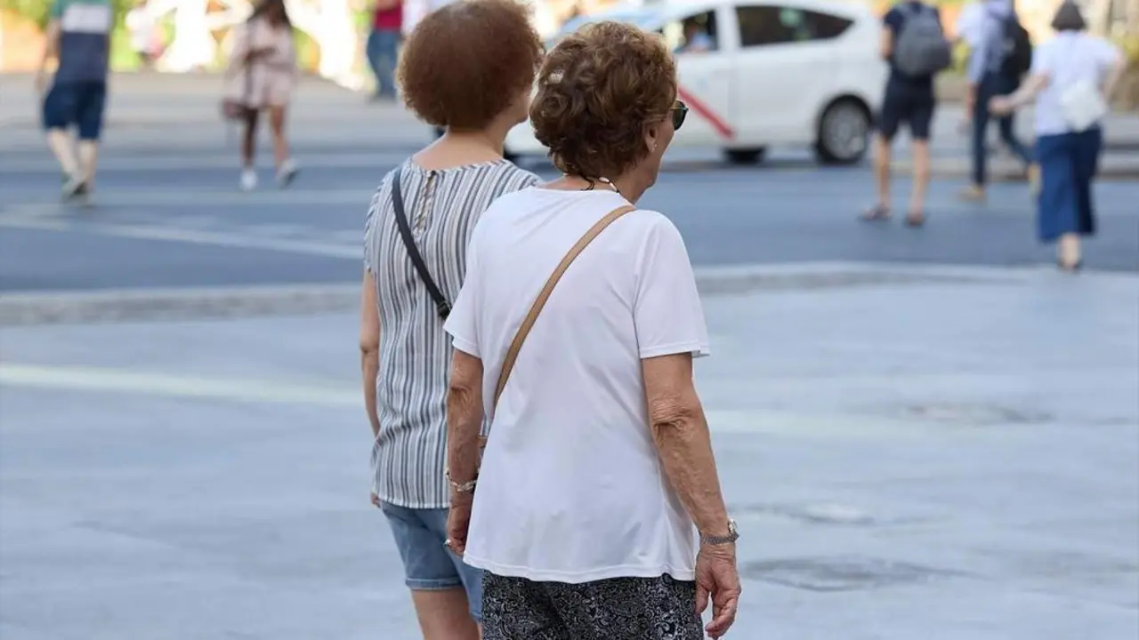 Dos se&ntilde;oras mayores caminan. | Europa Press