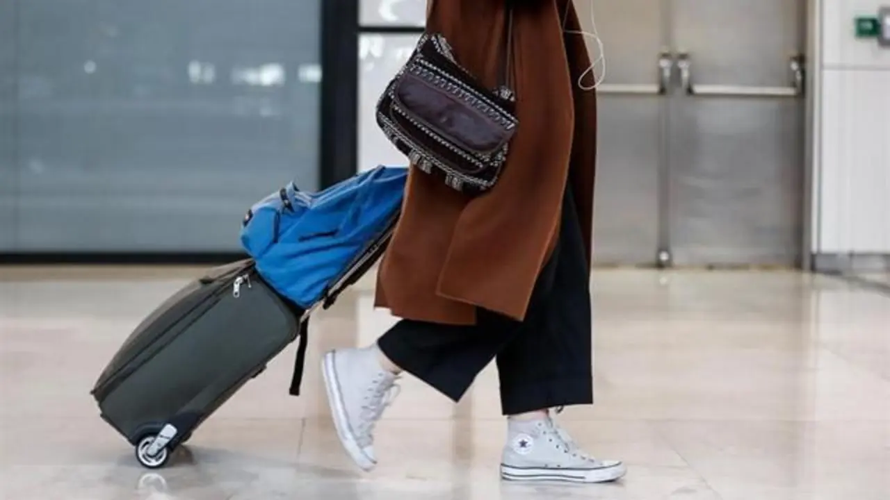 Una mujer en un aeropuerto. - Europa Press