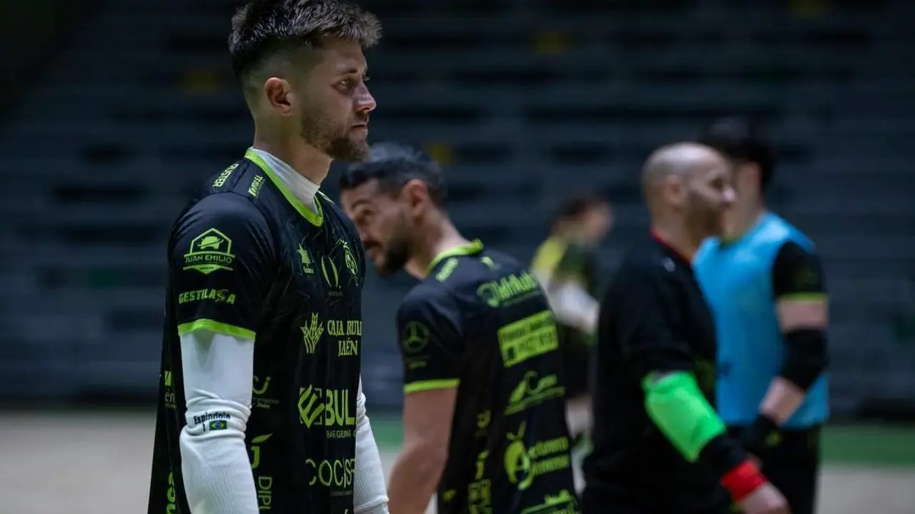Esp&iacute;ndola, en un entrenamiento con el Ja&eacute;n Para&iacute;so Interior. - JPI