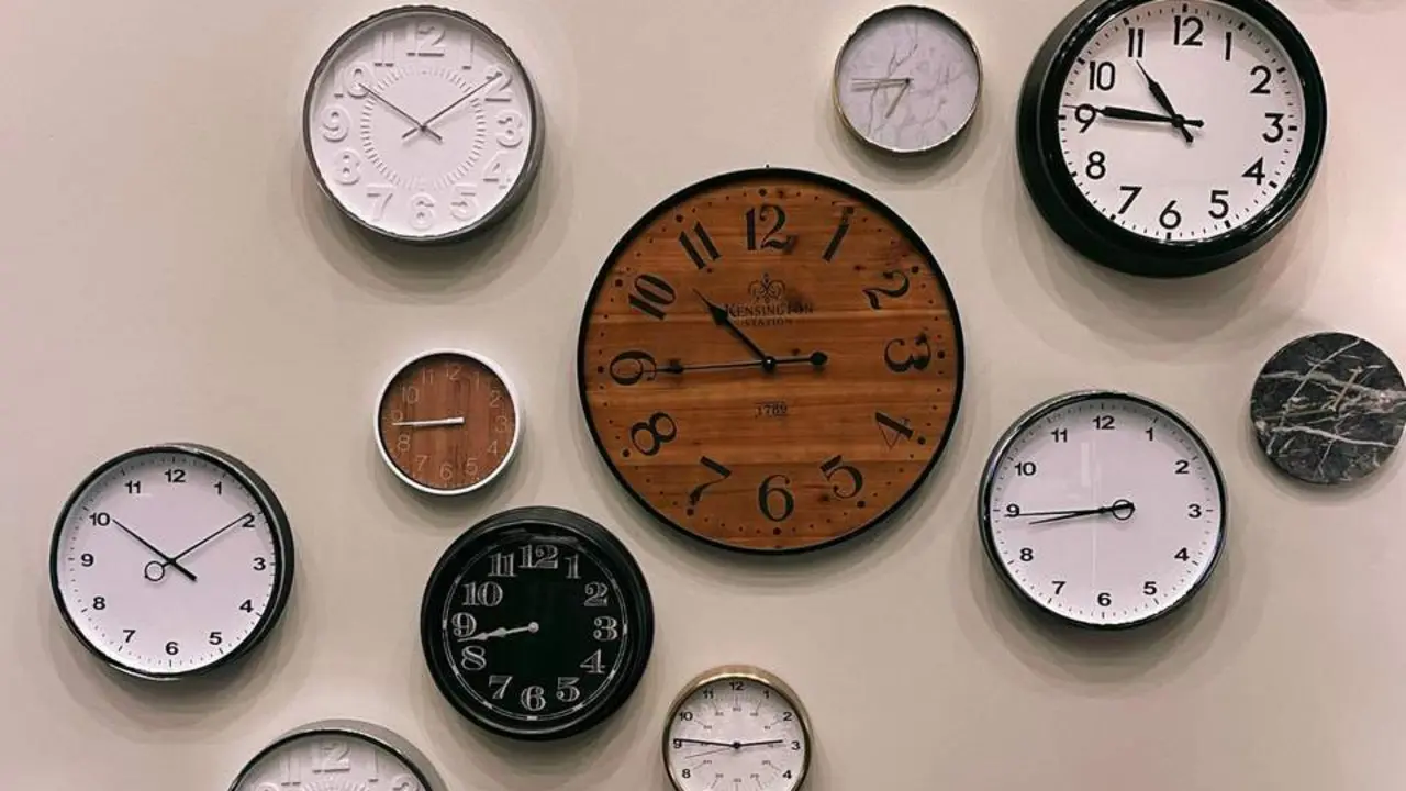 Variedad de relojes marcando distintas horas. - Jon Tyson/ Unsplash