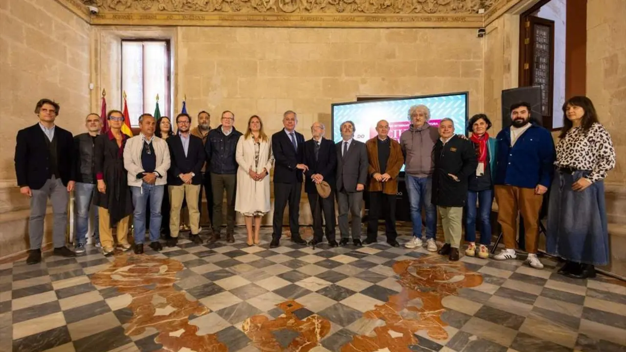 Foto de familia, con el alcalde de Sevilla en el centro - AYTO SEVILLA