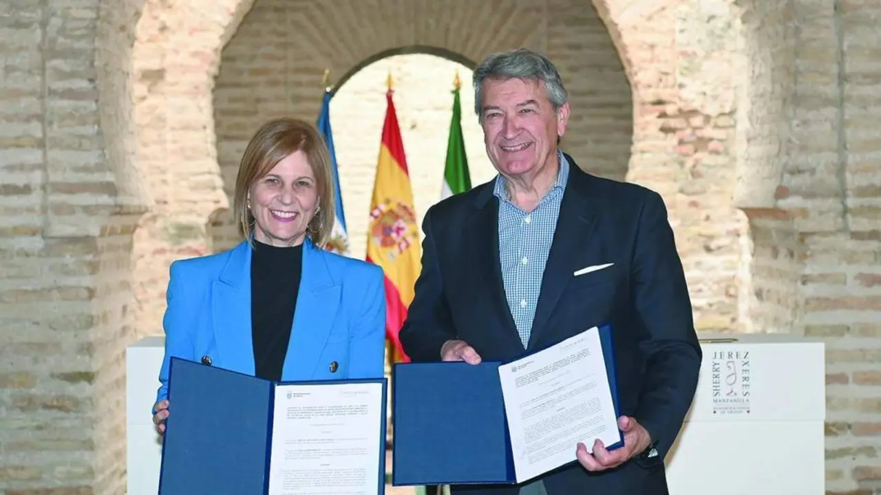 La alcaldesa y el presidente del Consejo tras la firma del convenio. - jerez.es