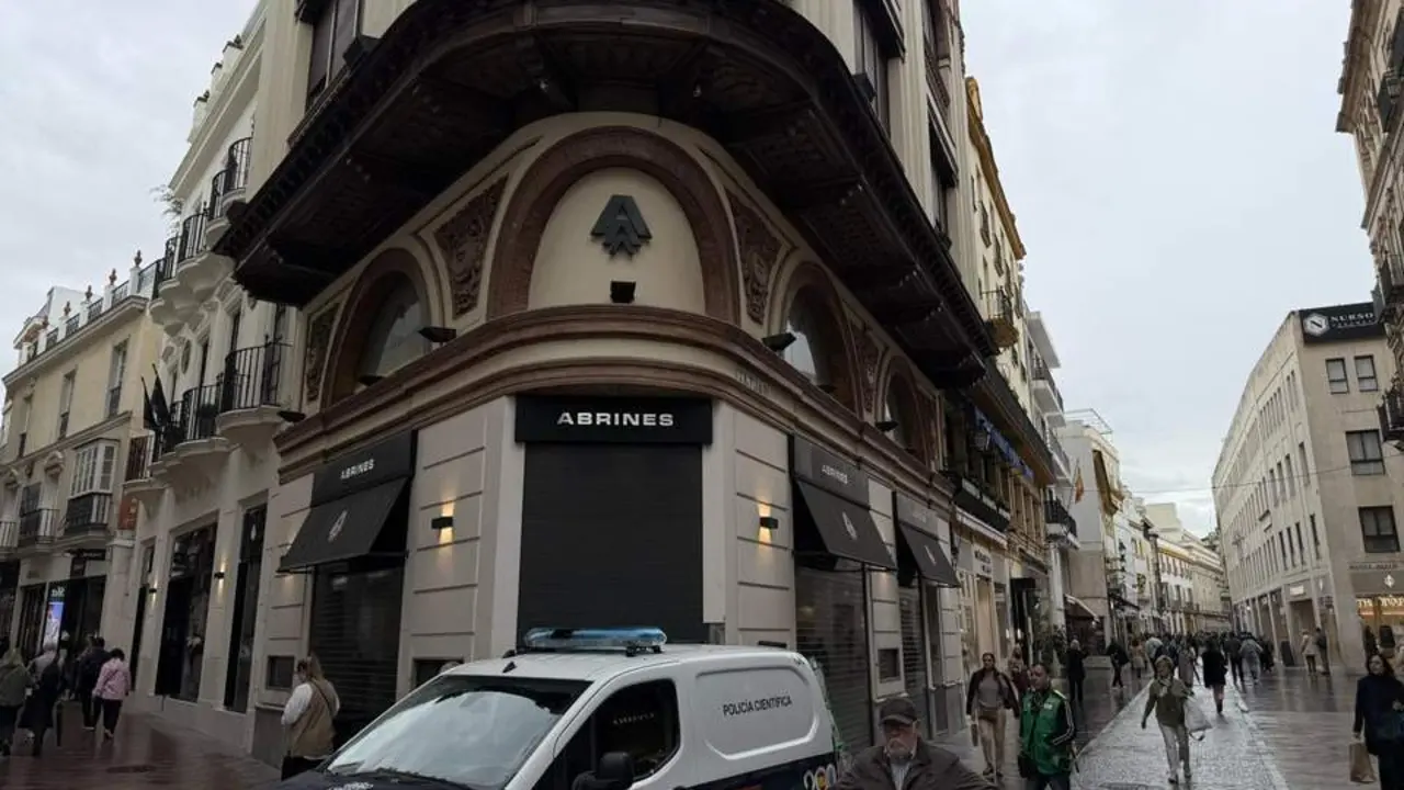 La Polic&iacute;a Nacional ante la joyer&iacute;a objeto del robo. - EP