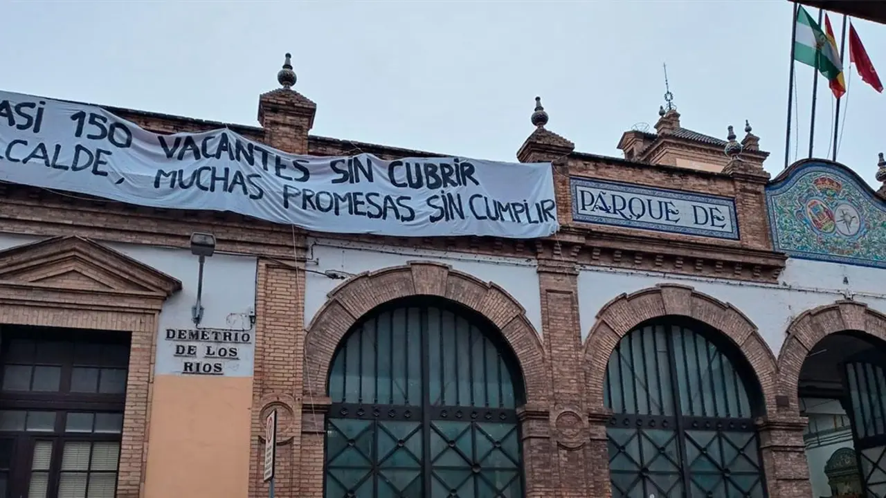 Pancarta de protesta en el Parque Central de Bomberos en Sevilla - E.P.