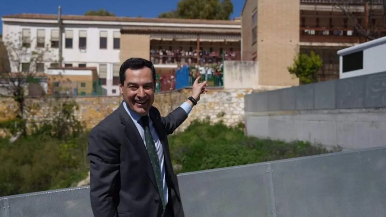 Foto subida por Juanma Moreno a sus redes se&ntilde;alando al alumando. - 