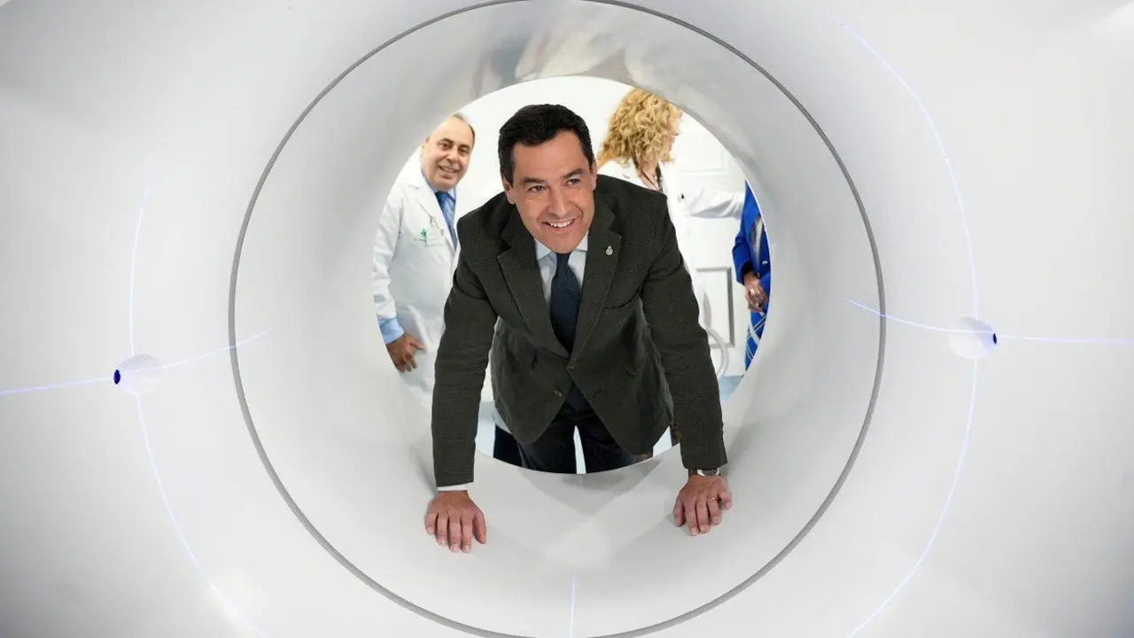 Moreno Bonilla, presidente de la Junta de Andaluc&iacute;a, en el Hospital - EP