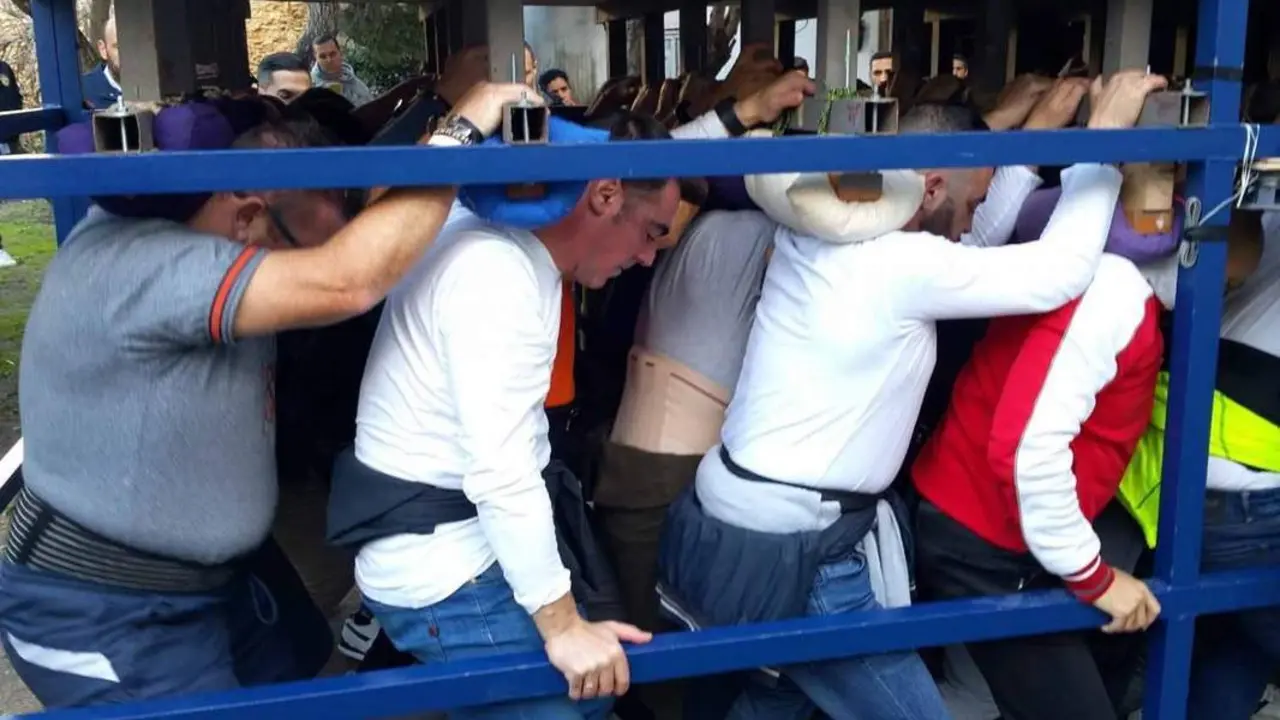 Cuadrilla de cargadores en un ensayo en una imagen de archivo.  - A. M.