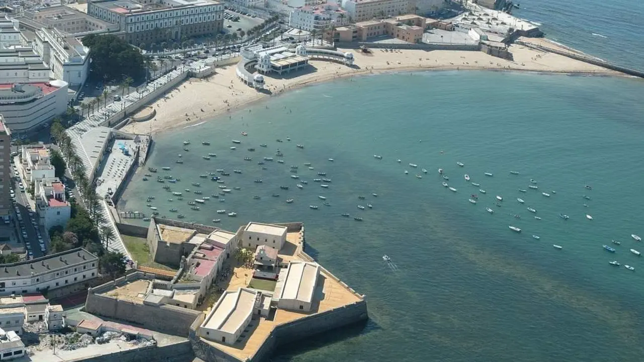 Vista a&eacute;rea de la playa de la Caleta y el Baluarte del Orej&oacute;n - AYTO DE C&Aacute;DIZ