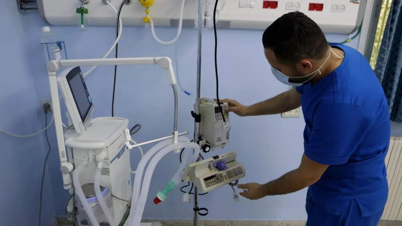 A Palestinian medical worker is seen at a new department for COVID-19 - Europa Press / Contacto / Mamoun Wazwaz