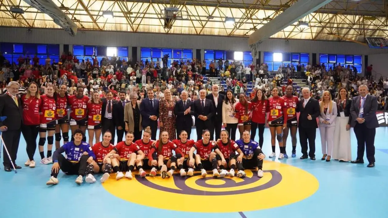 Foto en familia tras la victoria ante Croacia - A.I.