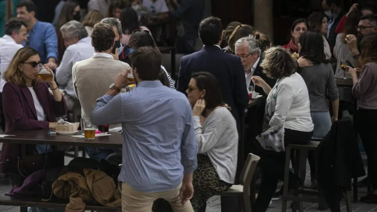 Personas en la terraza de un bar en Sevilla  - EP.
