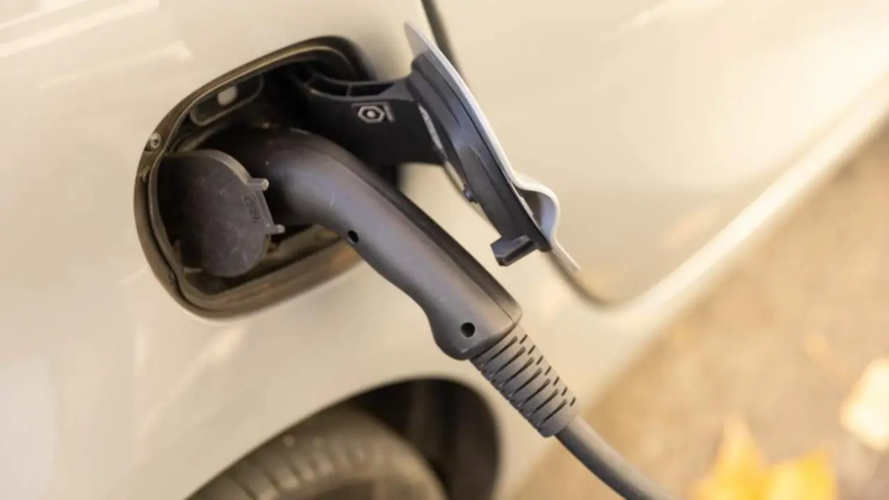 Recarga de veh&iacute;culo el&eacute;ctrico. | Europa Press.