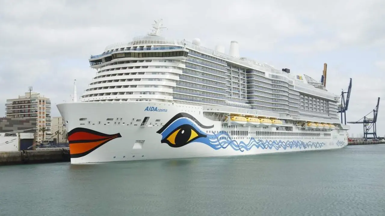 El crucero 'AidaCosma', esta ma&ntilde;ana en el Puerto de C&aacute;diz.  - APBC