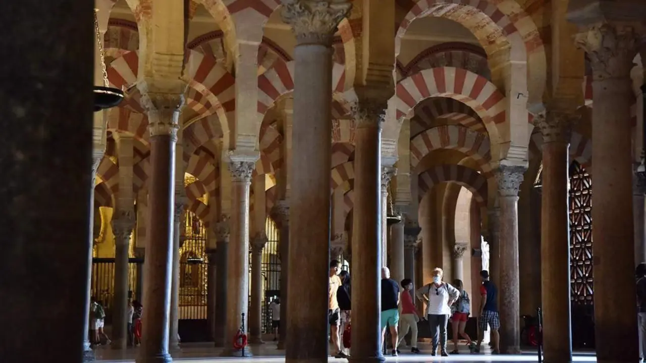 Turistas en el interior de la Mezquita-Catedral de C&oacute;rdoba. - EP