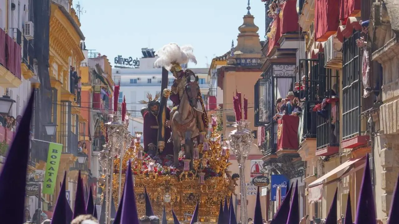 El Cristo de las Tres Ca&iacute;das en la calle Pureza. - Eduardo Briones / Europa Press