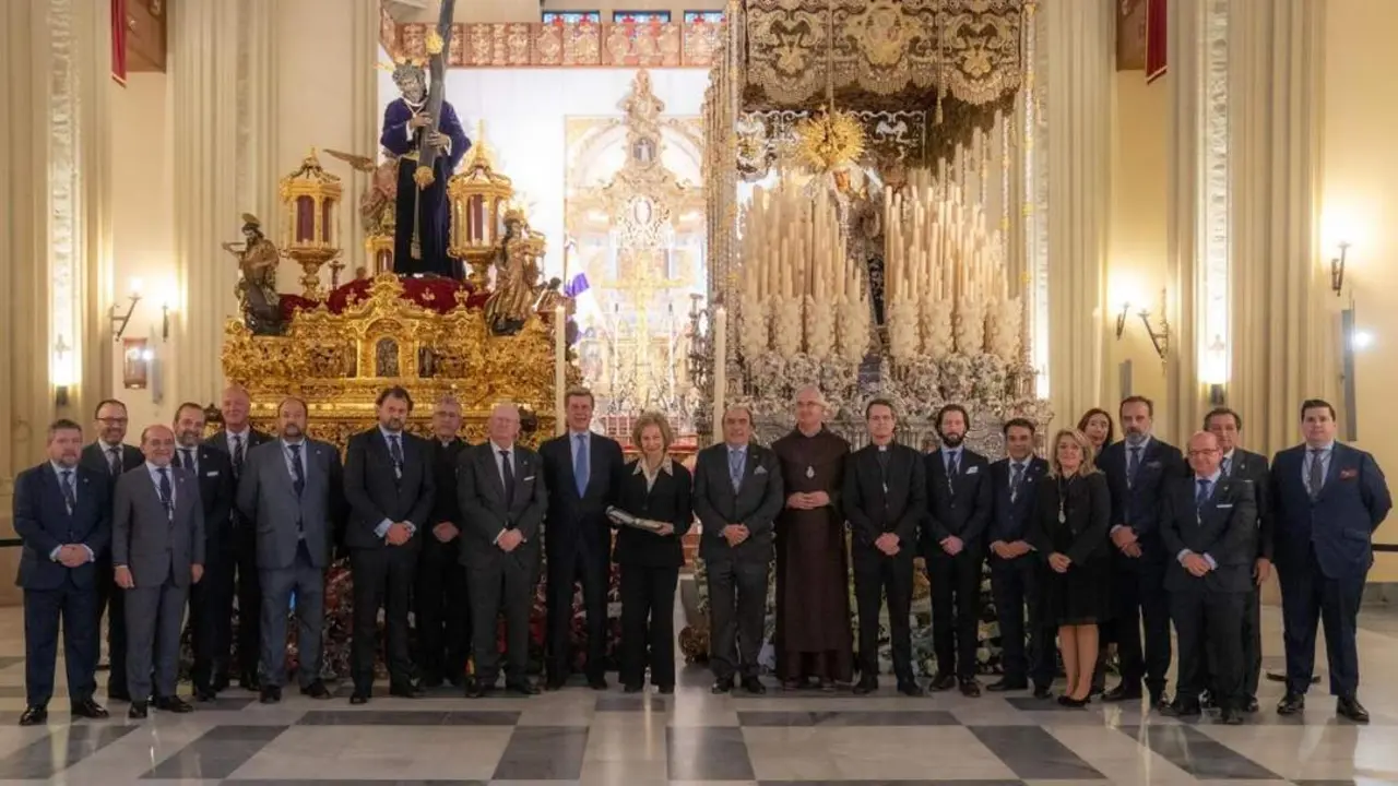 La reina em&eacute;rita Do&ntilde;a Sof&iacute;a en la sede de la hermandad de Los Gitanos. - HERMANDAD DE LOS GITANOS
