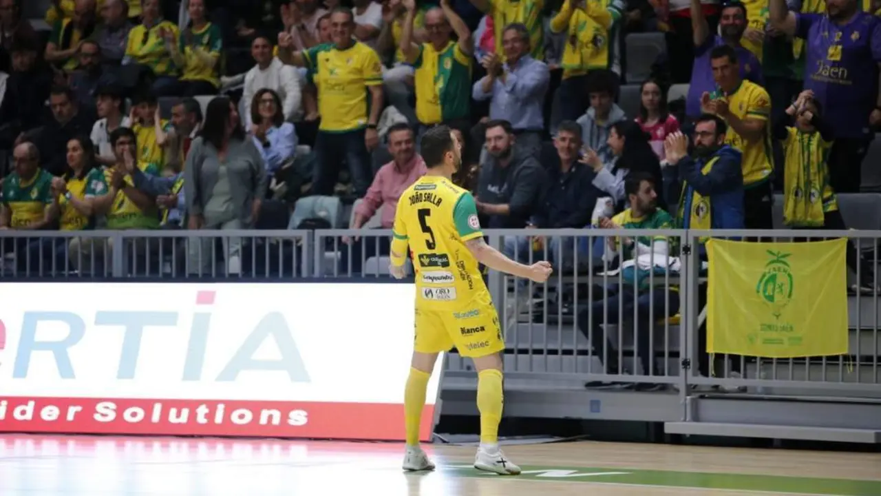 Joao Salla celebra su gol ante Burela con la afici&oacute;n amarilla.  - Ja&eacute;n Para&iacute;so Interior
