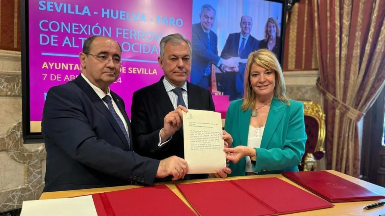 La alcaldesa de Huelva,  junto a los alcaldes de Sevilla y Faro. - AYTO