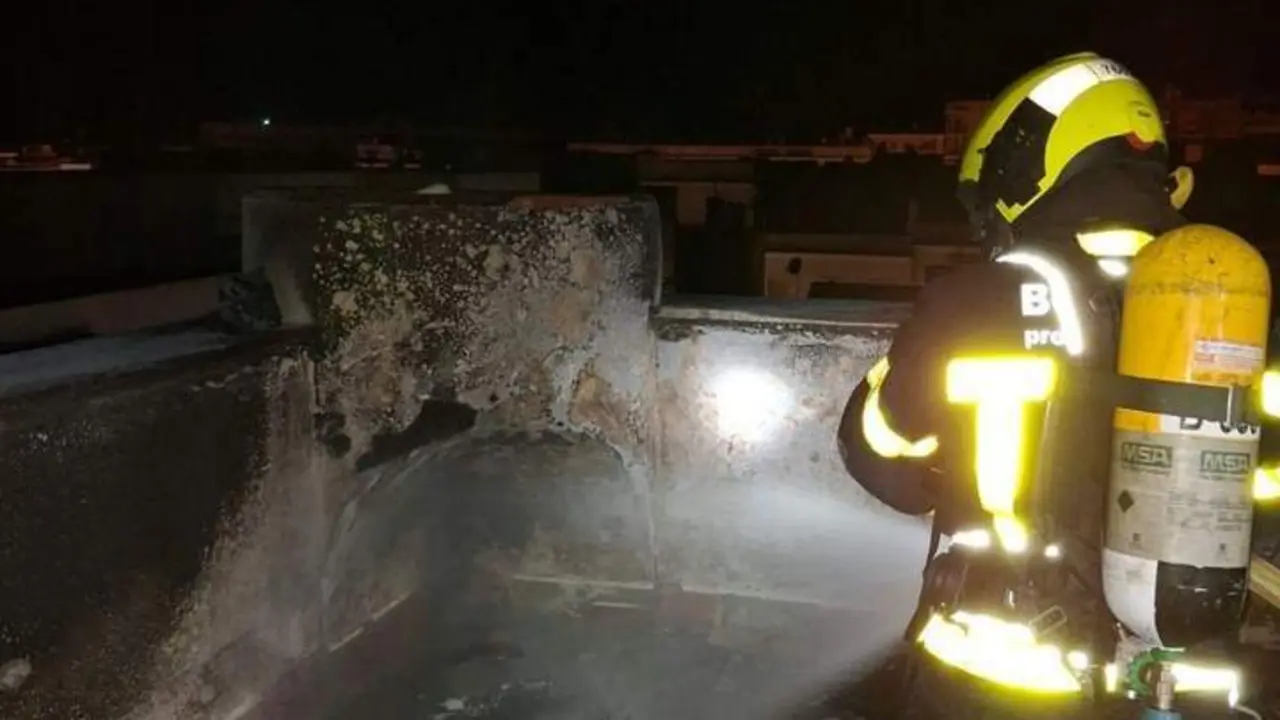 Un bombero act&uacute;a en la terraza siniestrada.  - CBPC