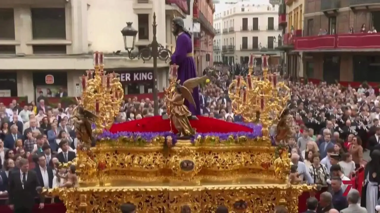 Los momentos de la Semana Santa: el homenaje de Pasi&oacute;n de Linares a Tres Ca&iacute;das de Triana