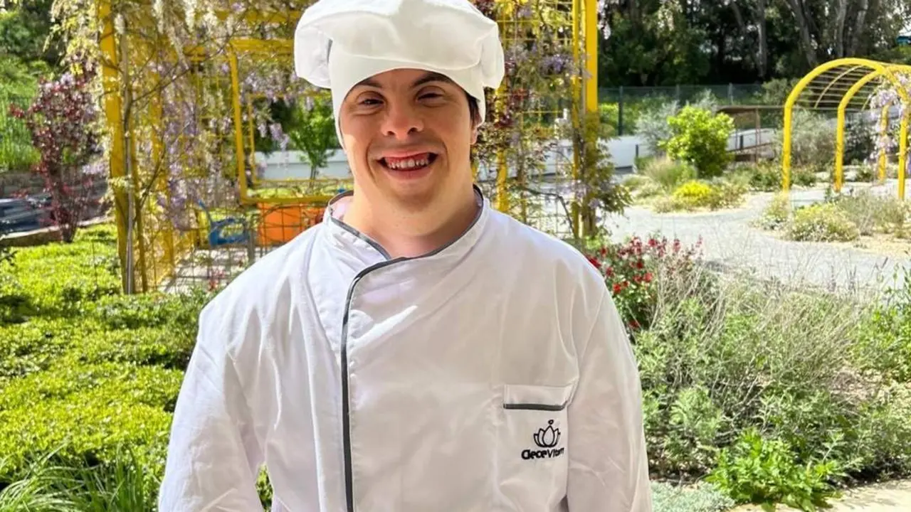 Juan  Mora trabaja como pinche de cocina en la residencia.  - CLECE