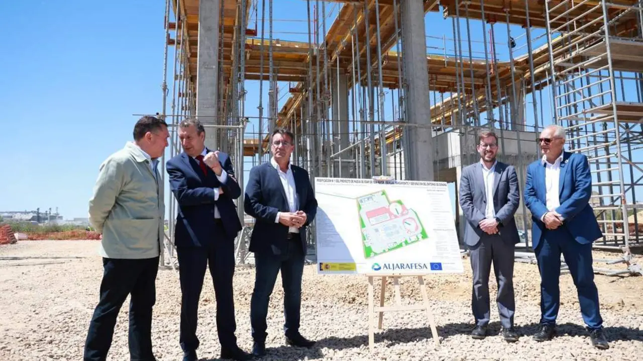 Autoridades en la visita a la EDAR de Isla Mayor. - Viva Sevilla.
