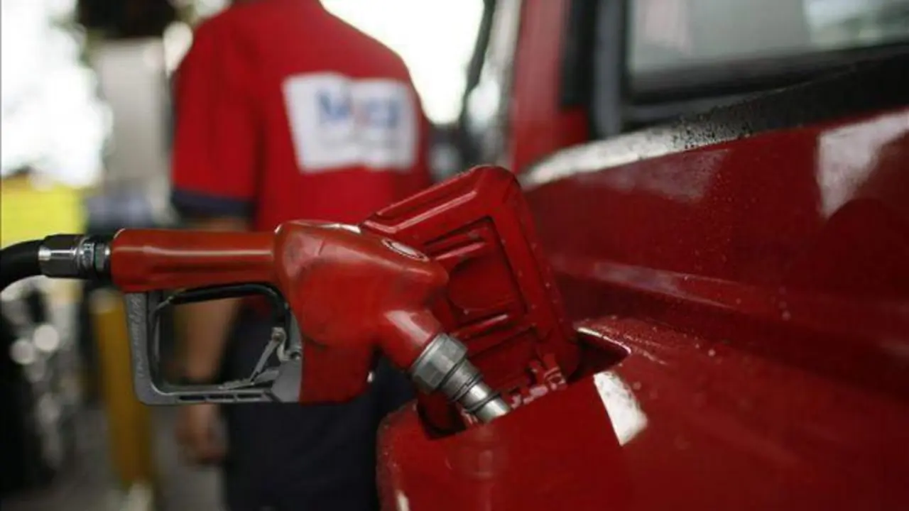 Repostaje de gasolina. - EFE