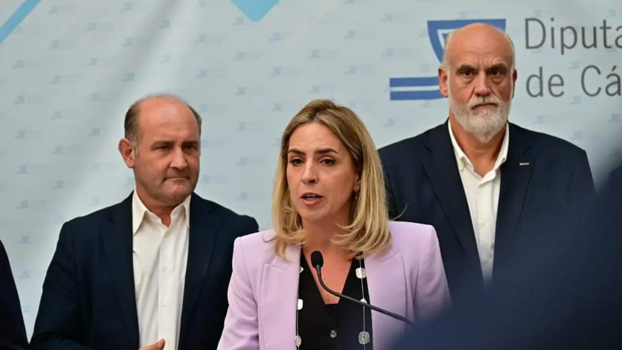 Almudena Mart&iacute;nez, con Juancho Ortiz y Javier Vidal a su espalda.  - Eulogio Garc&iacute;a