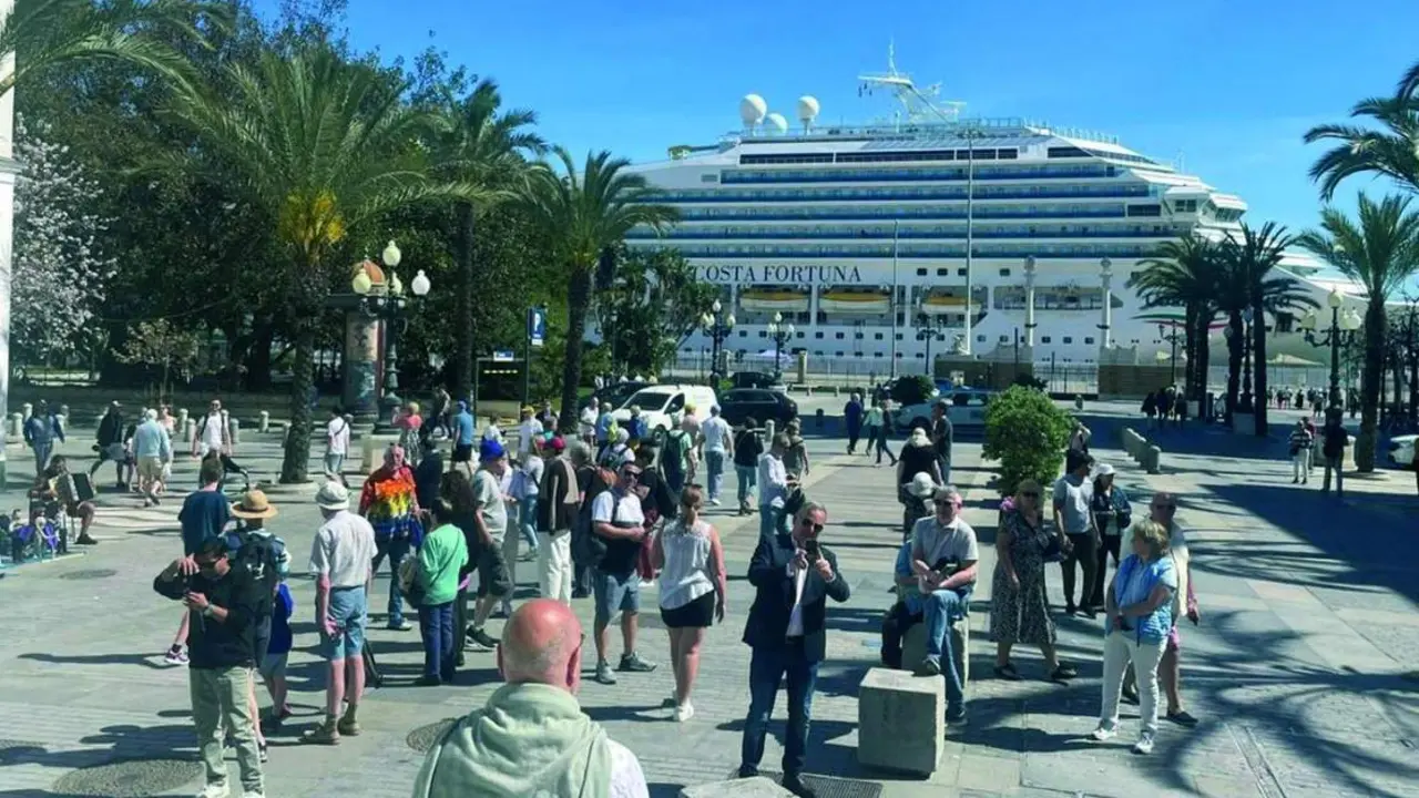 Cruceristas en C&aacute;diz. - VIVA
