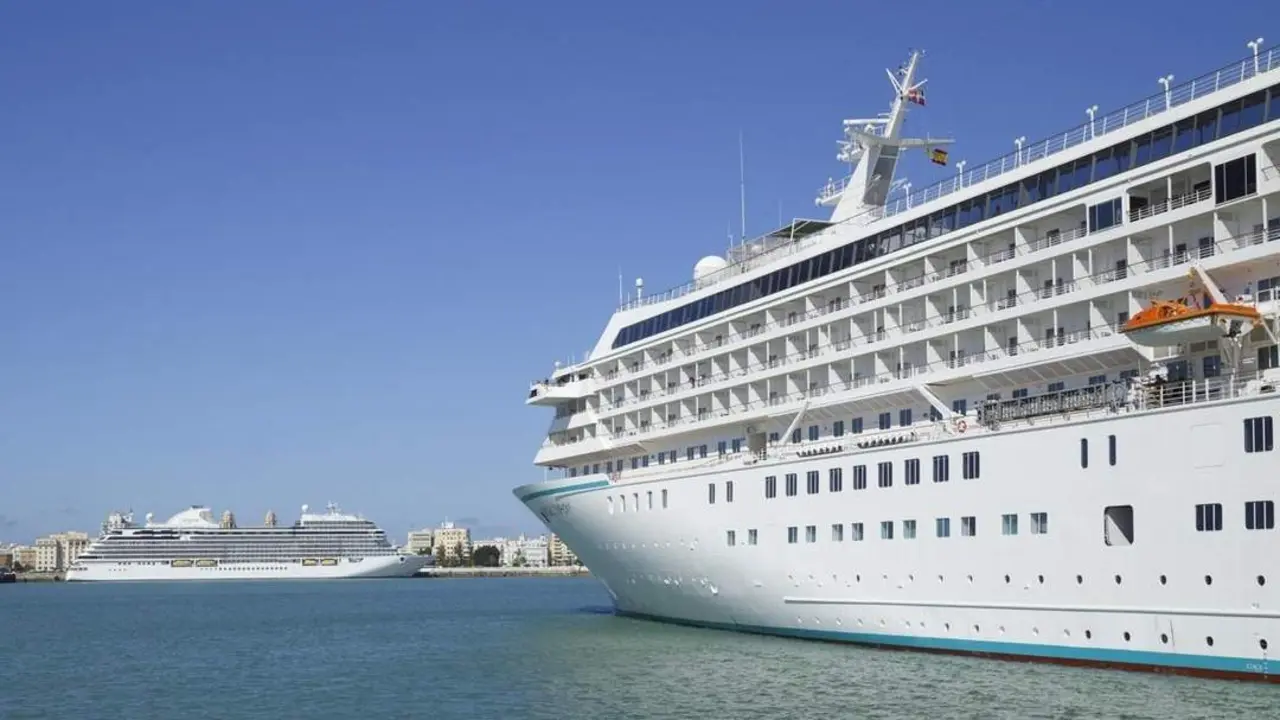 Dos cruceros anclados en el puerto de C&aacute;diz en una imagen de archivo. - AUTORIDAD PORTUARIA DE LA BAH&Iacute;A DE C&Aacute;DIZ