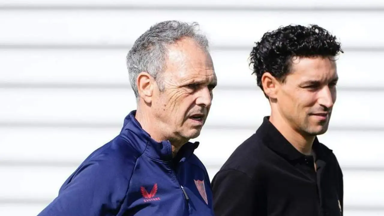 Joaqu&iacute;n Caparr&oacute;s y Jes&uacute;s Navas en el entrenamiento del Sevilla FC. - SFC