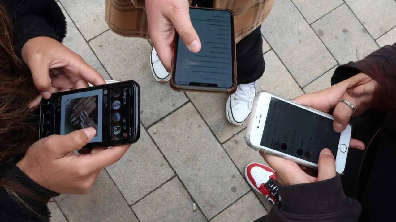 J&oacute;venes utilizando sus tel&eacute;fonos m&oacute;viles. - Europa Press