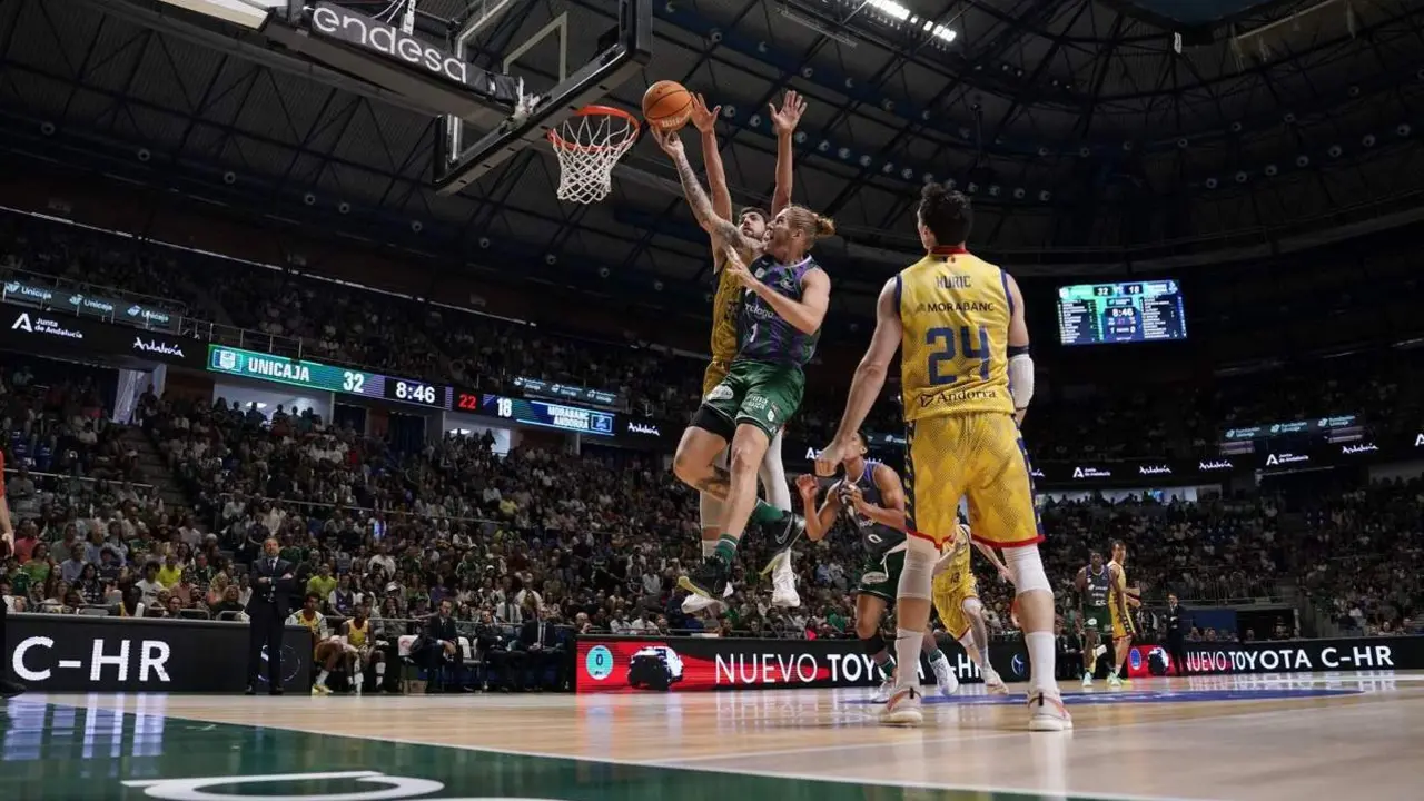 Entrada a canasta de Osetkowski. - acb Photo / Mariano Pozo