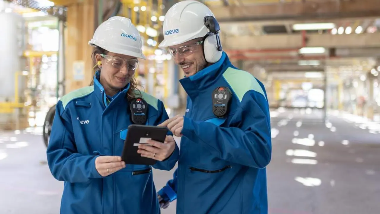 T&eacute;cnicos de Moeve en el parque energ&eacute;tico La R&aacute;bida. - MOEVE