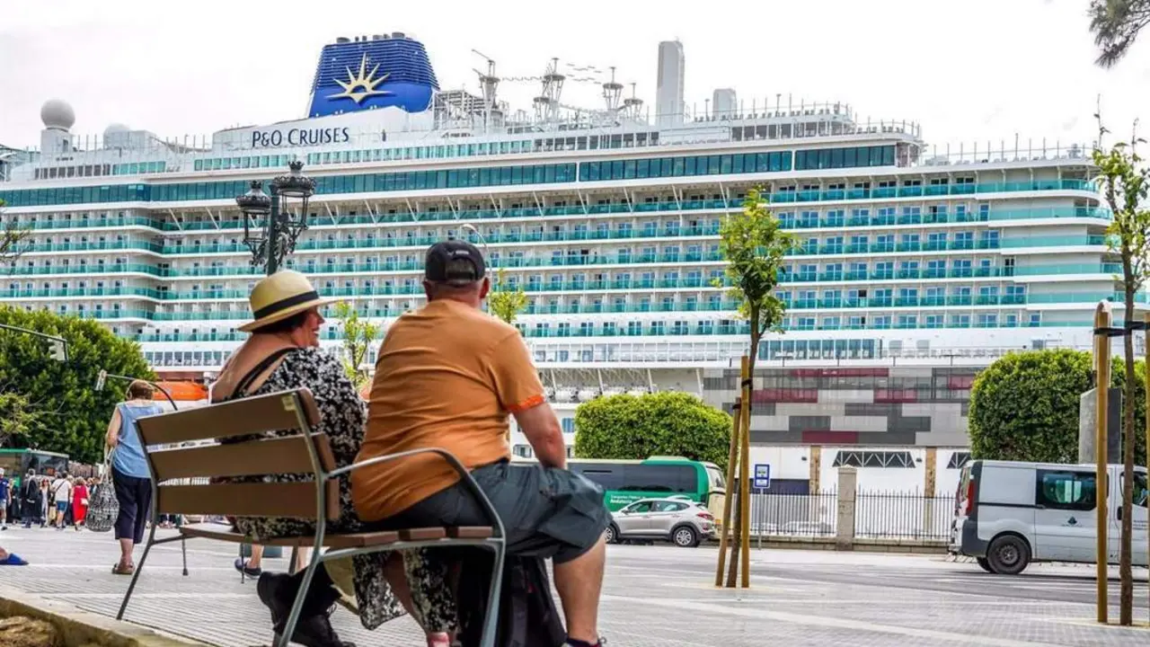 Turistas de un crucero anclado en el puerto de C&aacute;diz. - E.P.