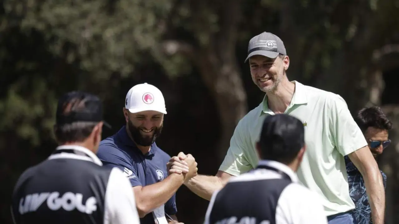 Jon Rahm y Pau Gasol, en Valderrama. - EFE