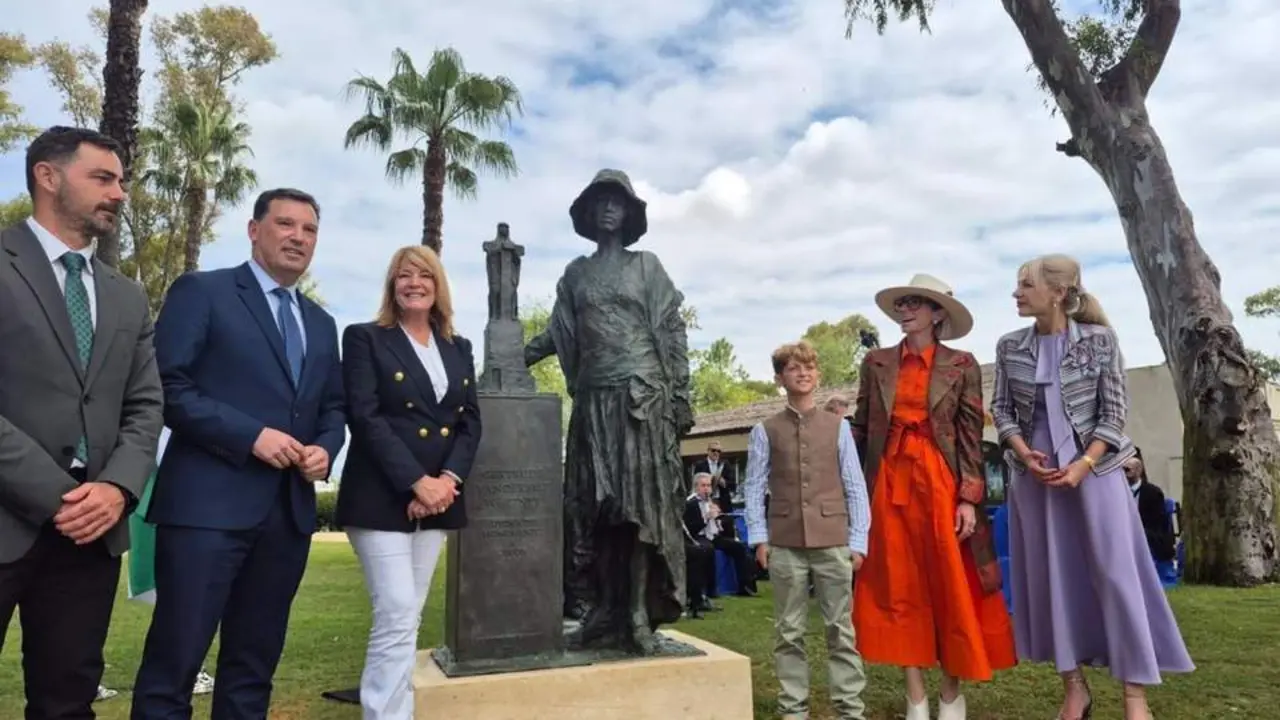 Inauguraci&oacute;n de la escultora dedicada a Miss Whitney.  - Puerto de Huelva