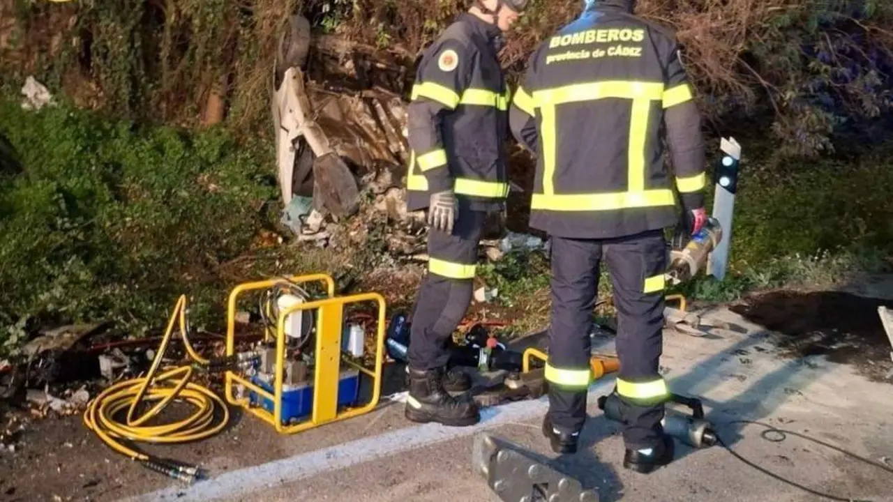 Imagen de los bomberos en el lugar del siniestro - A.I.
