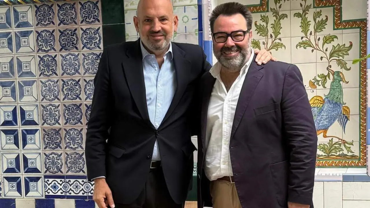 Manuel Al&eacute;s y el cantante de Siempre As&iacute; Rafael Almarcha.  - ayto