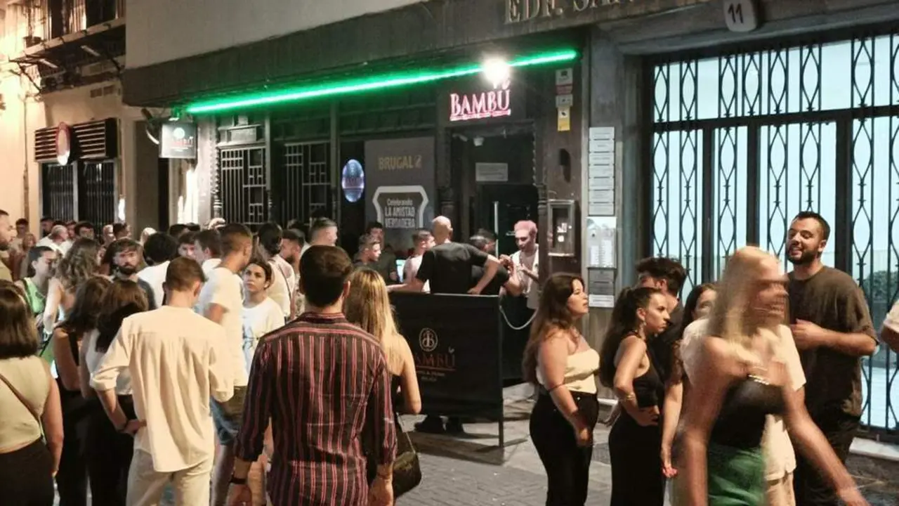 A las puertas de una discoteca (archivo). - VM